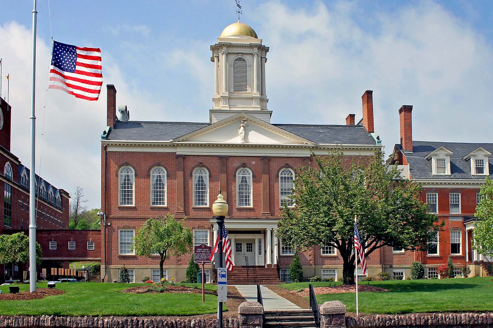 0515_Courthouse-spring09_Flag-not-at-half-staff